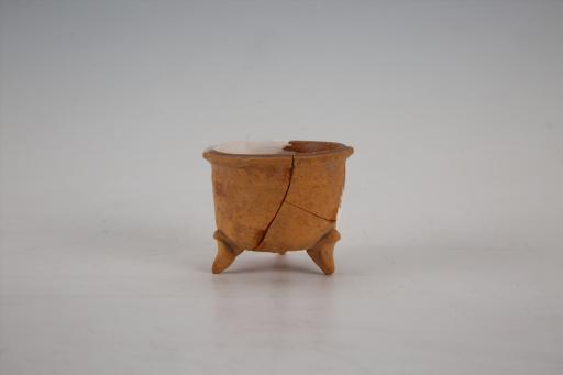 宋斜折沿直腹平底三足红胎黄釉陶鸟食罐