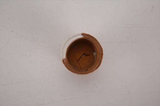 宋斜折沿直腹平底三足红胎黄釉陶鸟食罐