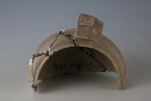 东汉子母敛口弧腹平底蹄足方耳凸棱泥质灰陶鼎