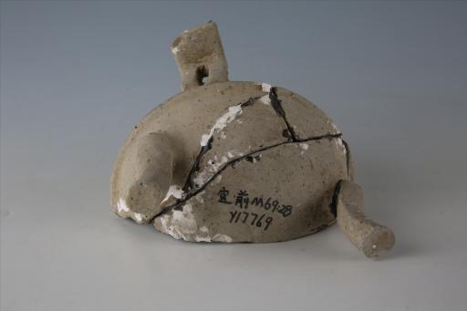 东汉子母敛口弧腹平底蹄足方耳凸棱泥质灰陶鼎