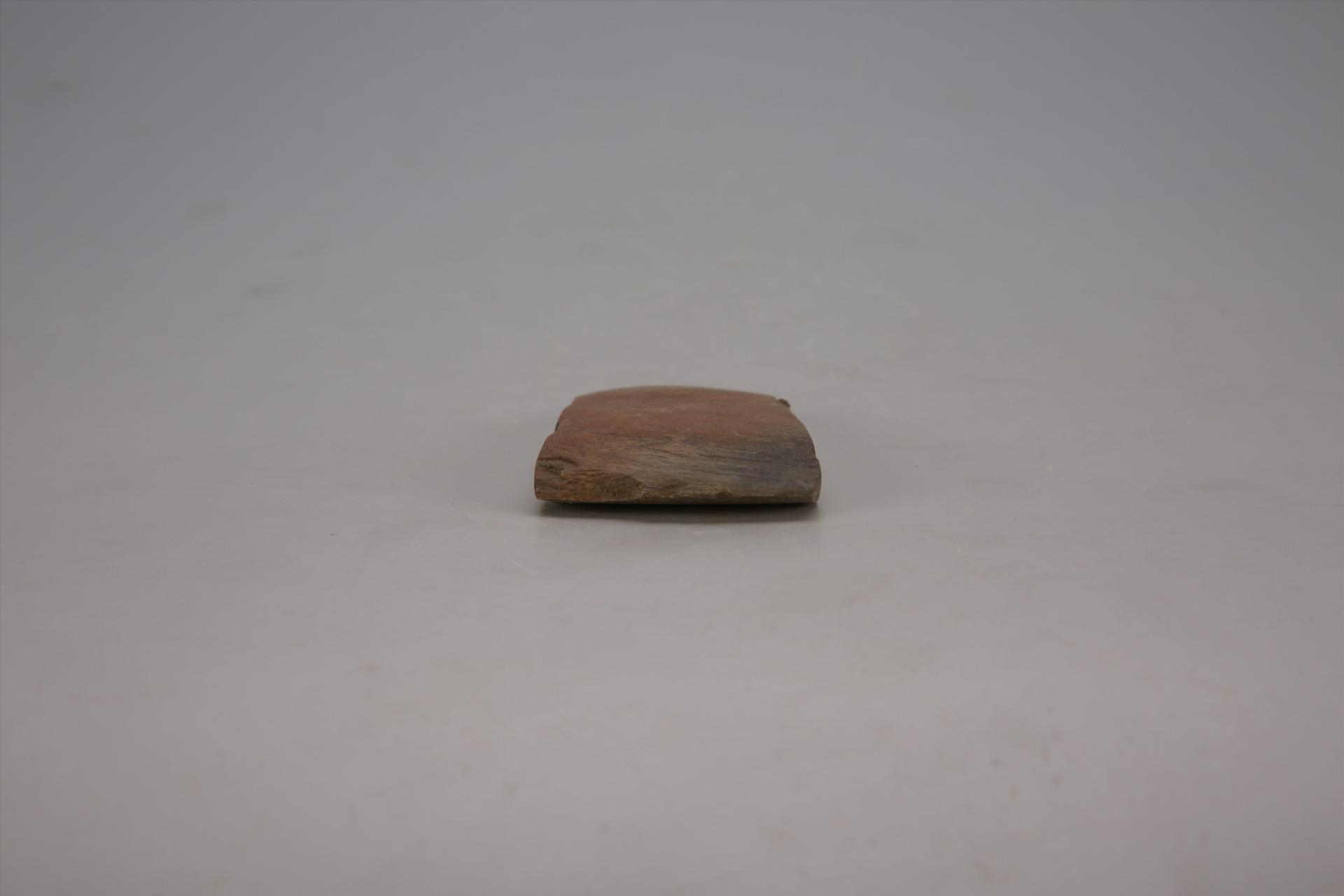 新石器时代大溪文化弧顶斜弧刃灰白色石锛