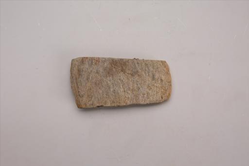 新石器时代大溪文化弧顶斜弧刃灰白色石锛