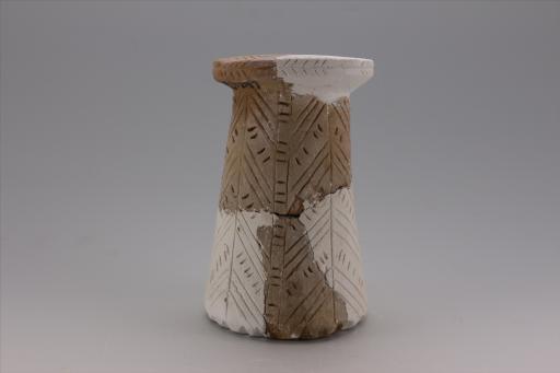 新石器时代大溪文化弧顶斜直壁划线波折纹夹砂红陶支座