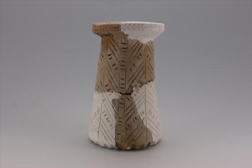 新石器时代大溪文化弧顶斜直壁划线波折纹夹砂红陶支座