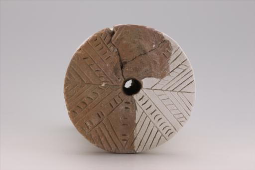 新石器时代大溪文化弧顶斜直壁划线波折纹夹砂红陶支座