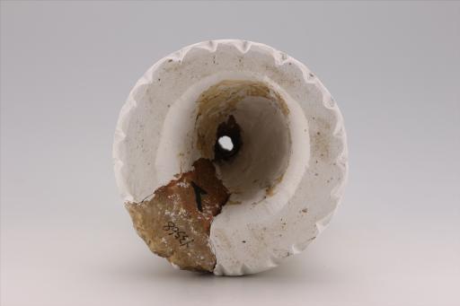 新石器时代大溪文化弧顶斜直壁划线波折纹夹砂红陶支座