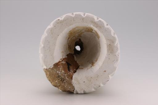 新石器时代大溪文化弧顶斜直壁划线波折纹夹砂红陶支座