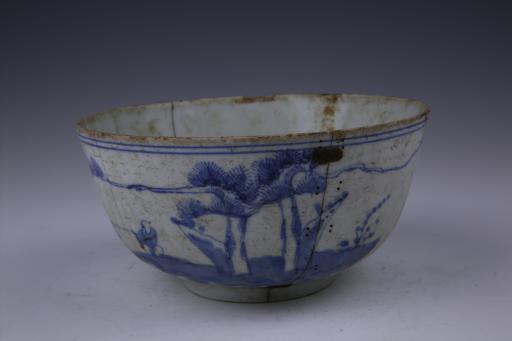 中华民国侈口弧腹圈足青花姜太公松林垂钓纹瓷碗