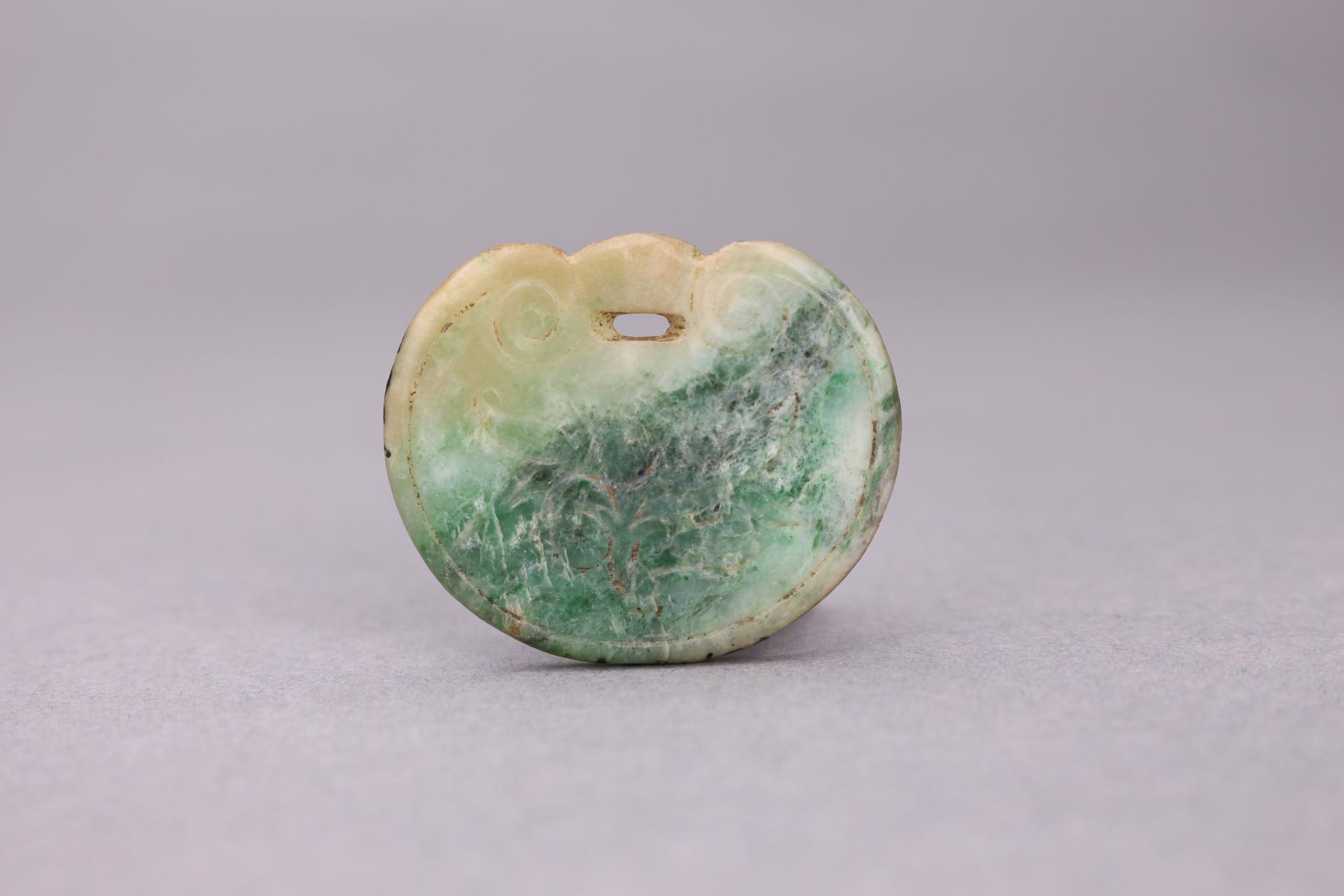 清青绿色翡翠牌饰
