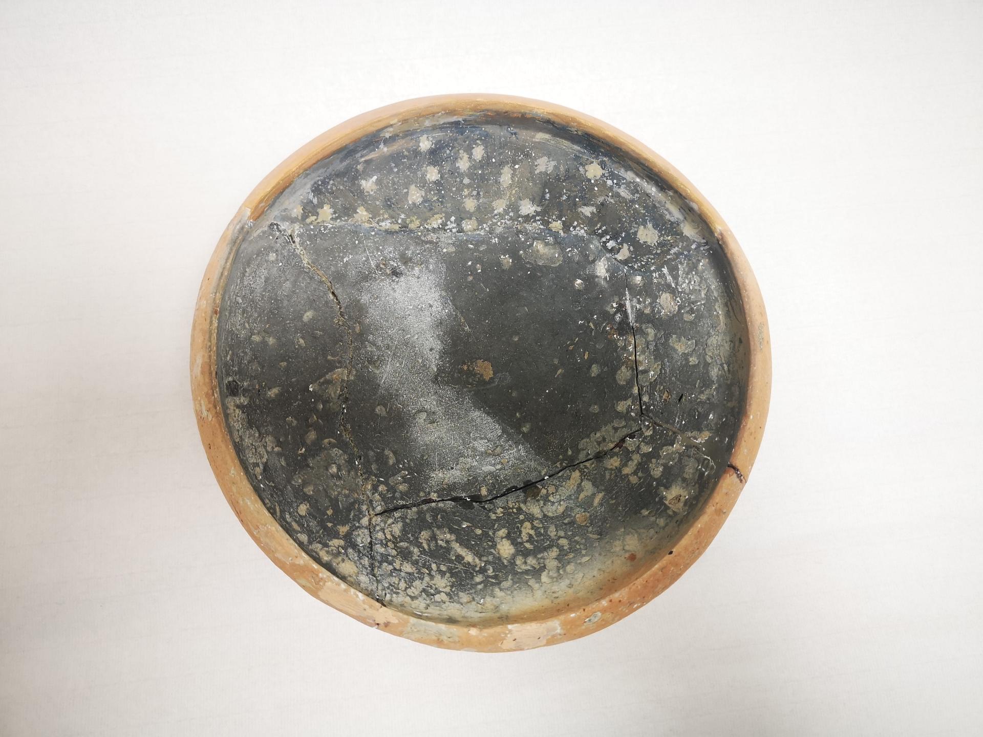 新石器时代大溪文化敞口浅弧腹圈足夹细砂红褐陶盘