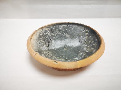 新石器时代大溪文化敞口浅弧腹圈足夹细砂红褐陶盘