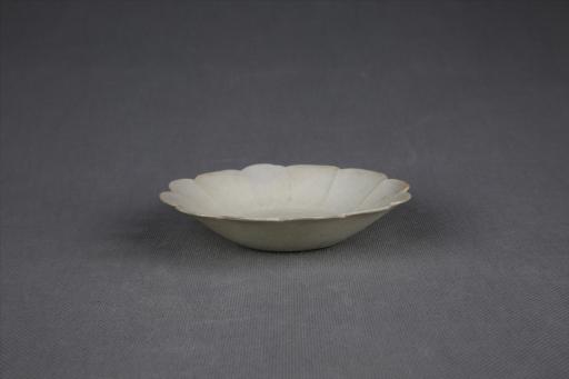 宋花口浅弧腹开片青白釉瓷碟