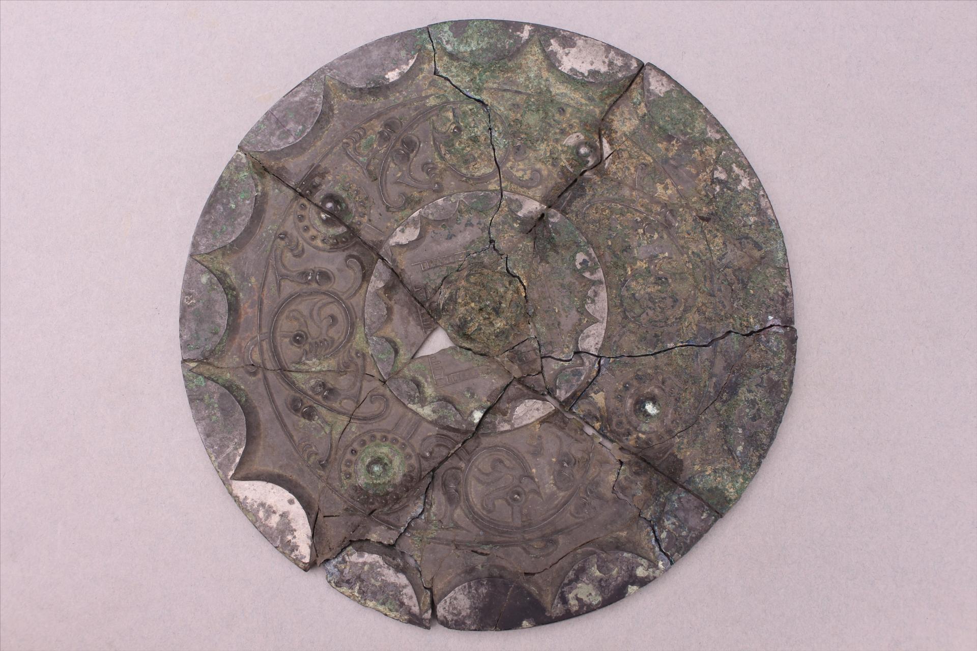 西汉乳丁连弧纹铜镜