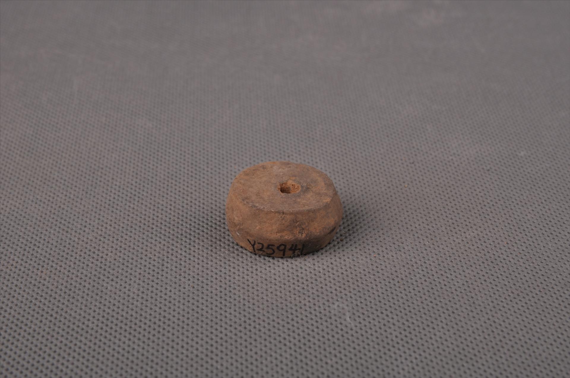 新石器时代屈家岭文化算珠形中穿夹细砂黄褐陶纺轮