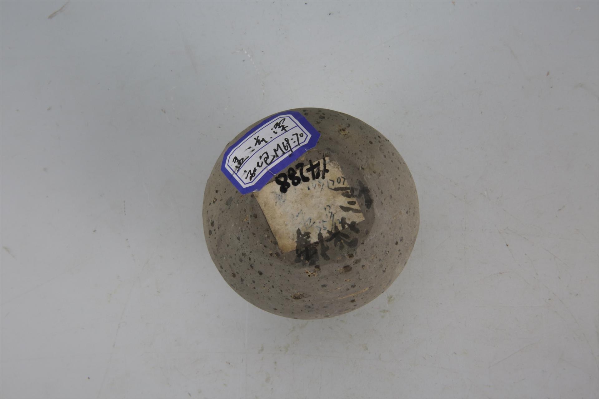 东汉侈口折沿束颈鼓腹平底夹砂灰陶罐