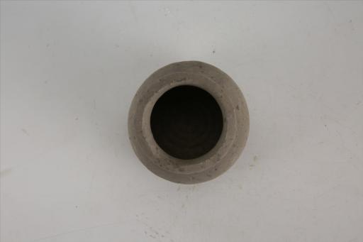 东汉侈口折沿束颈鼓腹平底夹砂灰陶罐