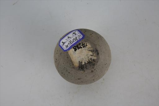 东汉侈口折沿束颈鼓腹平底夹砂灰陶罐