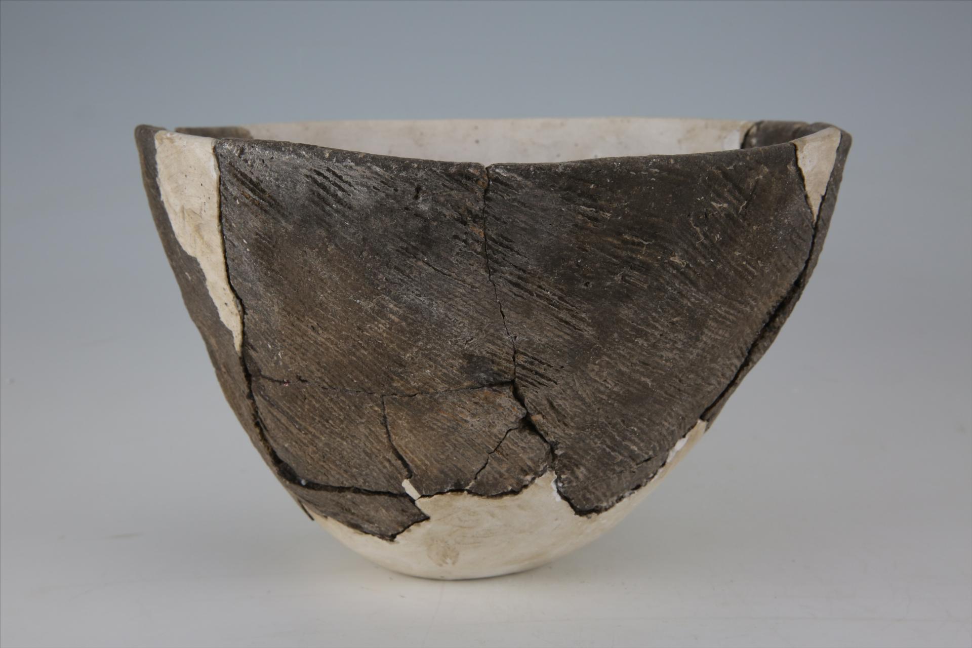 商敞口斜直腹绳纹夹砂灰黑陶盆