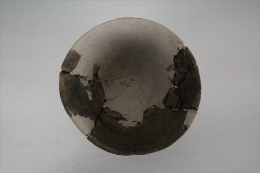 商敞口斜直腹绳纹夹砂灰黑陶盆