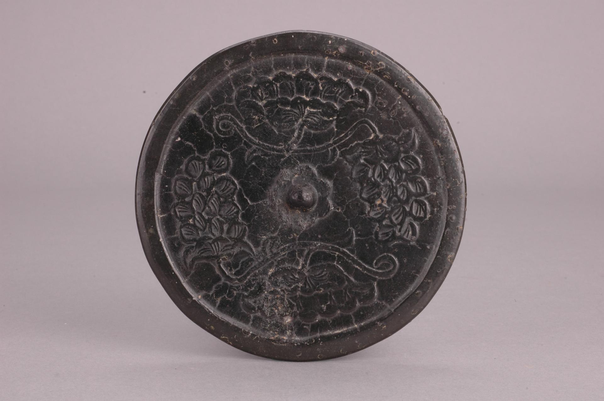 宋圆钮花卉纹铜镜