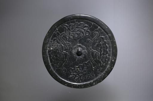 宋圆钮花卉纹铜镜