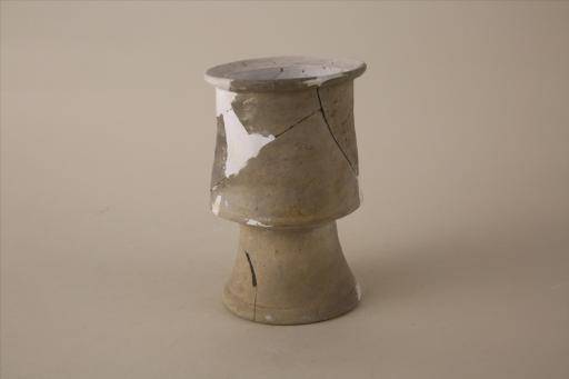 新石器时代屈家岭文化内凹仰折沿折腹喇叭形高圈足夹砂灰陶杯