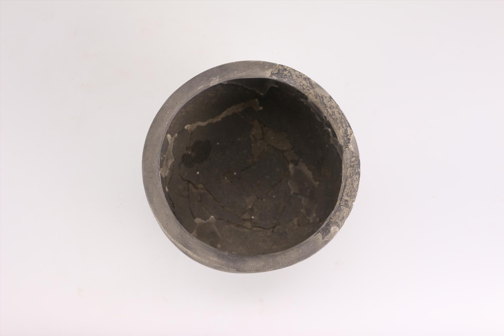 新石器时代屈家岭文化敛口鼓腹镂孔圈足细泥质黑陶陶簋