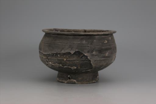 新石器时代屈家岭文化敛口鼓腹镂孔圈足细泥质黑陶陶簋