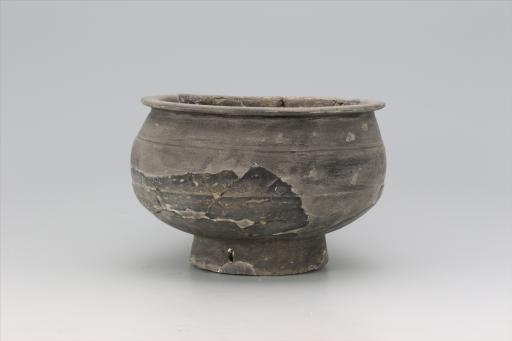 新石器时代屈家岭文化敛口鼓腹镂孔圈足细泥质黑陶陶簋