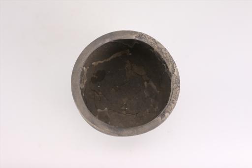 新石器时代屈家岭文化敛口鼓腹镂孔圈足细泥质黑陶陶簋