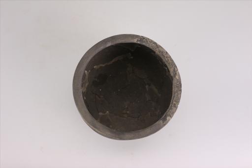 新石器时代屈家岭文化敛口鼓腹镂孔圈足细泥质黑陶陶簋