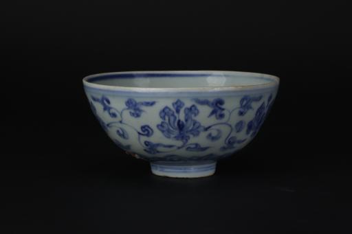 明敞口圈足青花花卉纹青白釉瓷碗