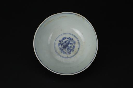 明敞口圈足青花花卉纹青白釉瓷碗