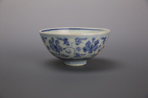 明敞口圈足青花花卉纹青白釉瓷碗