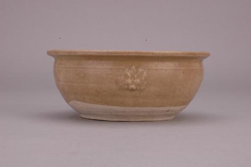 南朝折沿三铺首耳青釉瓷钵