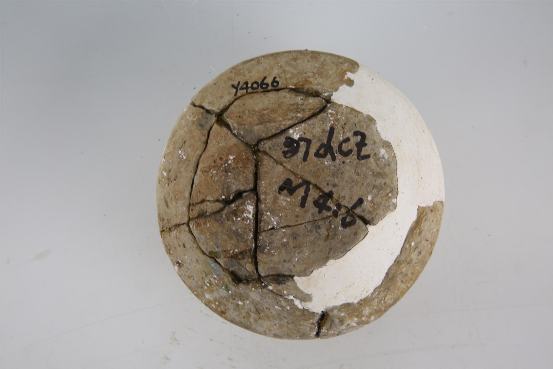 汉直口折肩直腹平底夹砂灰陶井