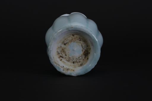 宋花口瓜棱腹刻花影青釉瓷瓶