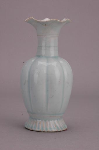 宋花口瓜棱腹刻花影青釉瓷瓶