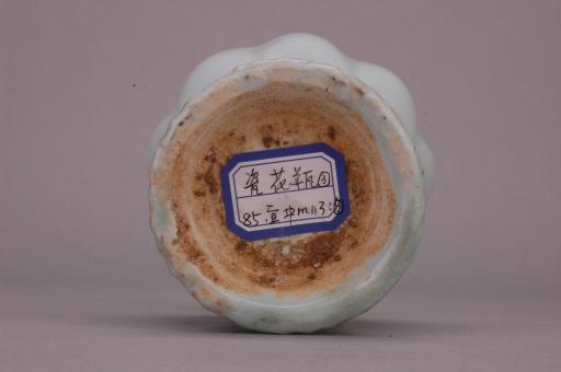 宋花口瓜棱腹刻花影青釉瓷瓶