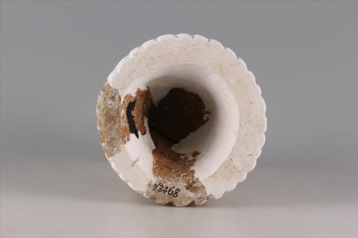 新石器时代大溪文化弧顶宽缘喇叭形底座刻划线纹夹砂红褐陶支座