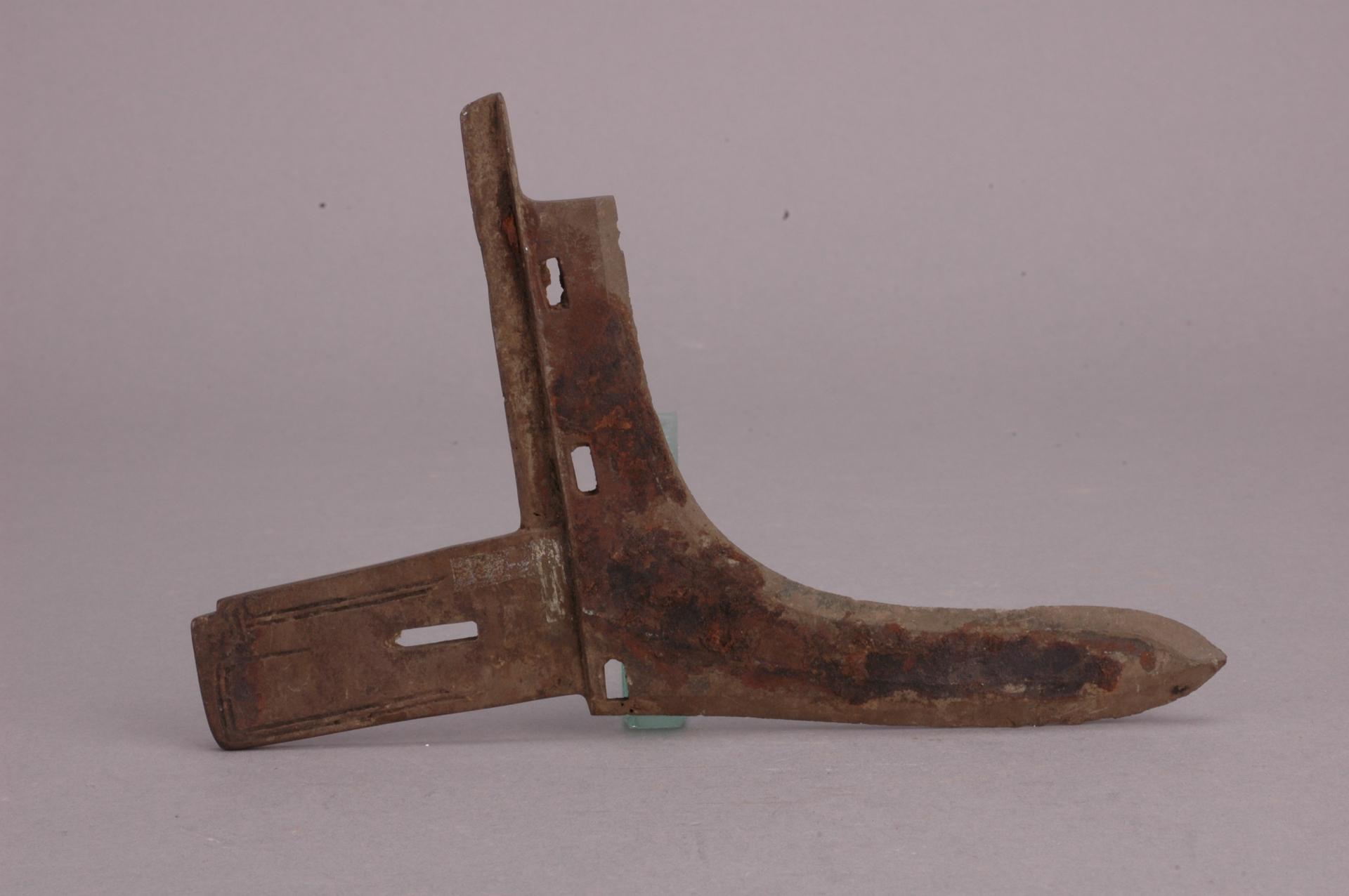 战国早期窄援棱脊长胡短内刻划纹铜戈