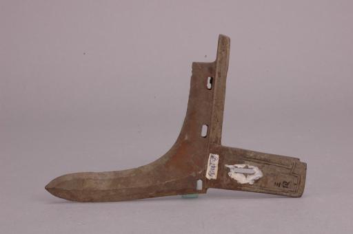 战国早期窄援棱脊长胡短内刻划纹铜戈