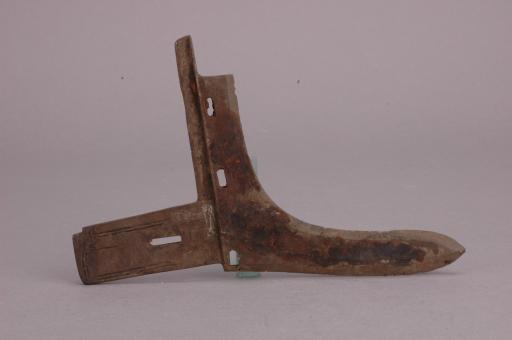 战国早期窄援棱脊长胡短内刻划纹铜戈