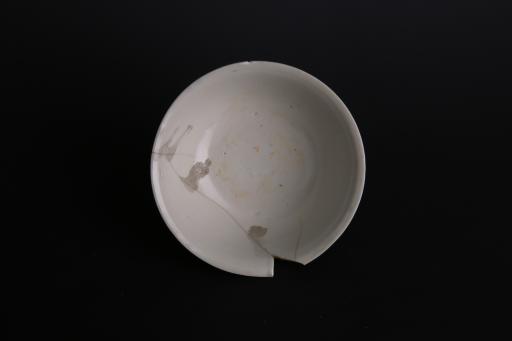 明敞口内敛圈足蓝釉瓷碗