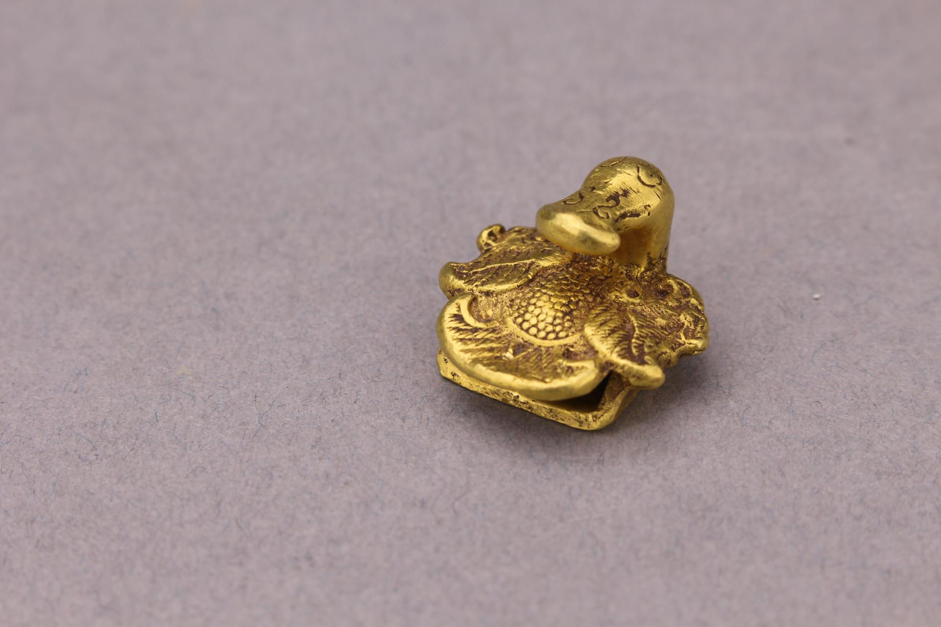 春秋时期鸳鸯形金带钩