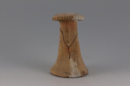 新石器时代大溪文化弧顶喇刻划线纹红陶支座