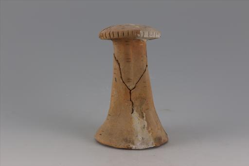 新石器时代大溪文化弧顶喇刻划线纹红陶支座