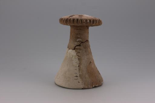 新石器时代大溪文化弧顶喇叭形底戳印纹夹砂红陶支座