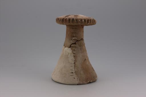 新石器时代大溪文化弧顶喇叭形底戳印纹夹砂红陶支座
