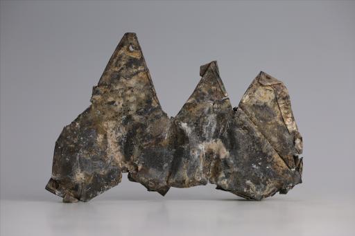 春秋时期兽形三尾包锡箔锡饰片